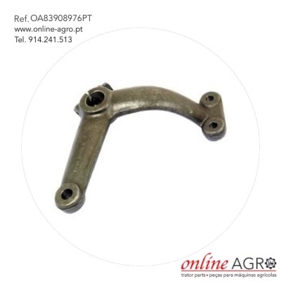 Peça metálica cinzenta com três furos sobre fundo branco e texto de referência e contacto