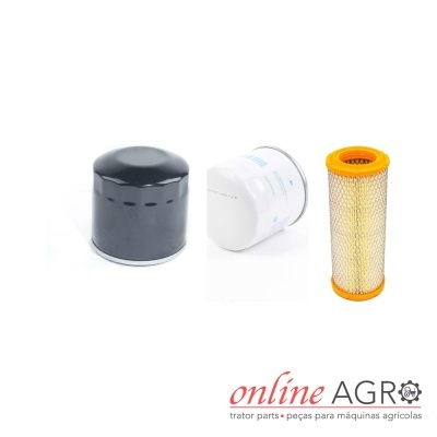 Três filtros para máquinas agrícolas em fundo branco