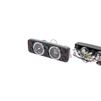 Painel de instrumentos automóvel preto com mostradores e fios