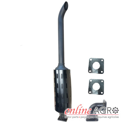Escape para tractor agrícola preto com acessórios sobre fundo branco