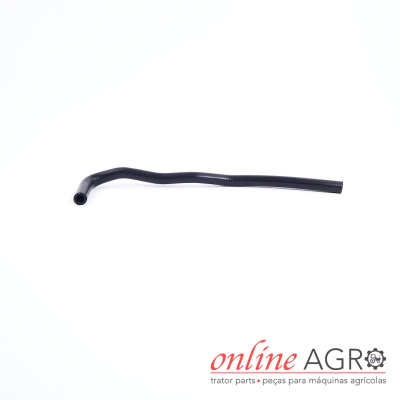 Tubo flexível preto curvado sobre fundo branco com logotipo online AGRO