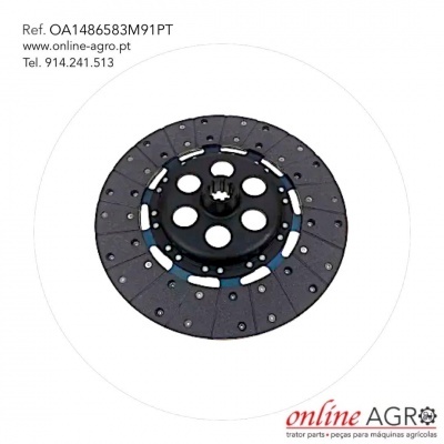 Disco de embraiagem preto com várias perfurações e furos circulares em fundo branco