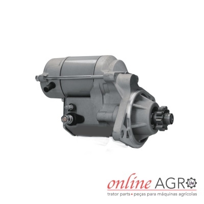 Motor de arranque metálico cinza e engrenagem preta sobre fundo branco com logo online AGRO