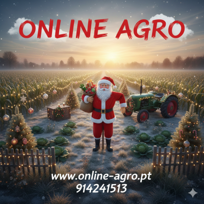 Pai Natal no campo agrícola decorado para Natal com tractor e couves
