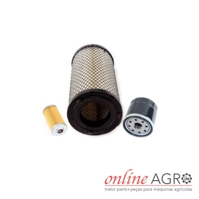 Conjunto de três filtros para máquinas agrícolas em fundo branco.