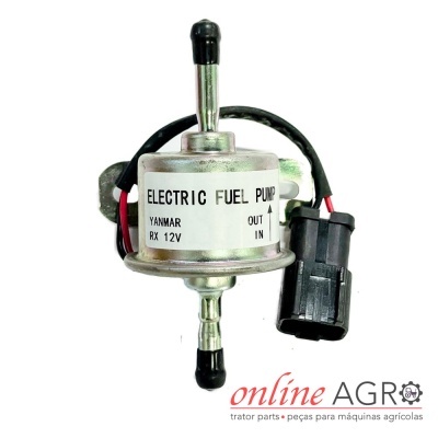 Bomba de combustível elétrica metálica prateada com etiqueta e cabos elétricos