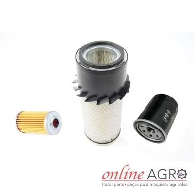 Três filtros para máquinas agrícolas em fundo branco
