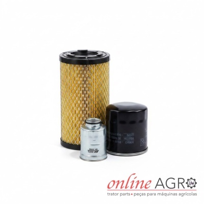 Três filtros para máquinas agrícolas de diferentes tipos em fundo branco.