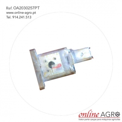 Peça metálica prateada para máquinas agrícolas com referência e contactos em fundo branco
