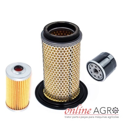 Conjunto de três filtros agrícolas de tamanhos e materiais variados em fundo branco
