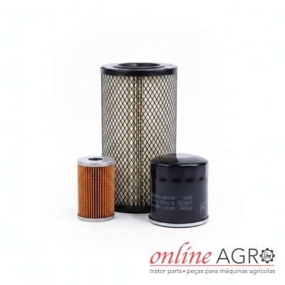 três filtros para máquinas agrícolas com diferentes materiais e cores sobre fundo branco