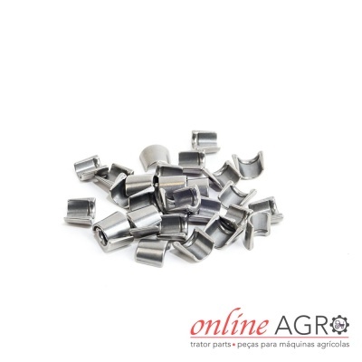 Peças metálicas pequenas prateadas amontoadas com logo online AGRO