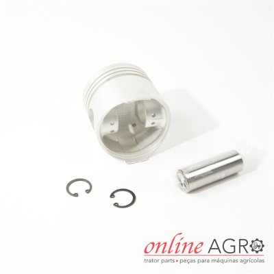 Conjunto de pistão metálico com anéis e cilindro em fundo branco