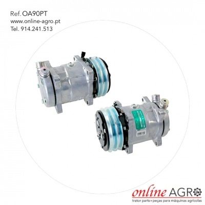 Dois compressores metálicos de ar condicionado para máquinas agrícolas com etiquetas e código num fundo branco