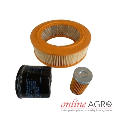 Conjunto de três filtros para máquinas agrícolas, incluindo filtro de ar circular laranja, filtro de óleo preto com texto e filtro cilíndrico pequeno metálico.