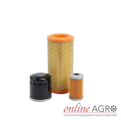 Três filtros para máquinas agrícolas em fundo branco