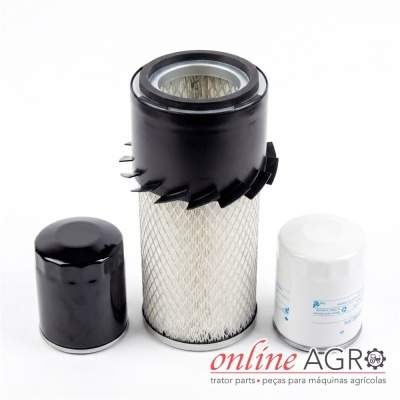 Três filtros para máquinas agrícolas com diferentes materiais e cores sobre fundo branco