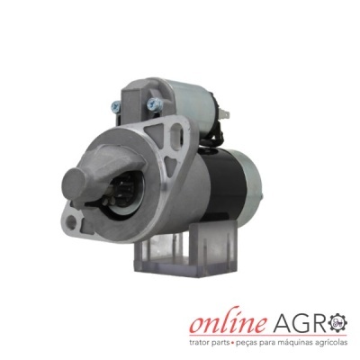 Motor de arranque metálico e preto em suporte transparente com fundo branco