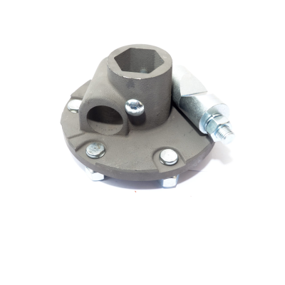 Peça metálica cinza circular com parafusos e furo hexagonal no centro sobre fundo branco