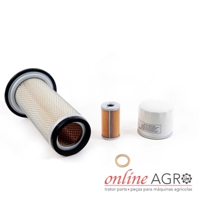 Conjunto de três filtros para máquinas agrícolas em fundo branco, incluindo filtro grande cilindrico, filtro pequeno em papel e filtro de óleo branco com anilha.