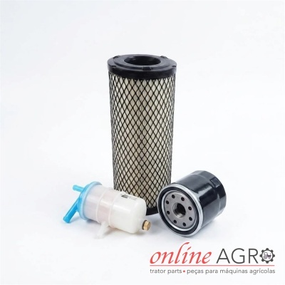 Três filtros para máquinas agrícolas em fundo branco