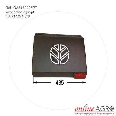 Peça preta para máquinas agrícolas com logotipo branco e reflector vermelho