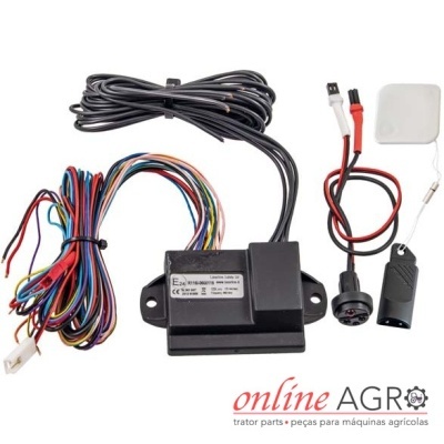 Conjunto de componentes eletrónicos com fios coloridos e caixa preta com etiqueta em fundo branco