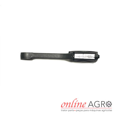 Braço metálico preto com peças prateadas e parafuso sobre fundo branco com texto online AGRO