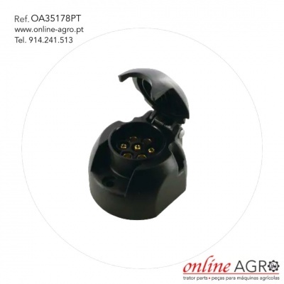 Tomada elétrica preta com tampa articulada e conectores metálicos em fundo branco