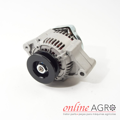 Alternador metálico com rotor preto e enrolamentos de cobre visíveis sobre superfície branca com texto online AGR