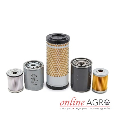 Filtros para máquinas agrícolas variados sobre fundo branco