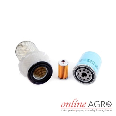 Três filtros para máquinas agrícolas em fundo branco