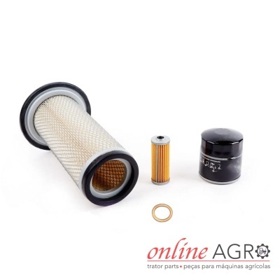 Conjunto de filtros para máquinas agrícolas sobre fundo branco.