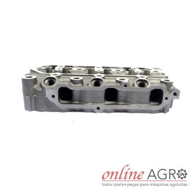 Cabeça de cilindro metálica para motor de trator sobre fundo branco com logotipo online AGRO