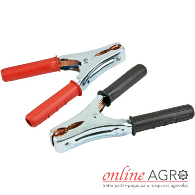 Par de garras metálicas com cabos isolados, vermelha e preta, sobre fundo branco com logo online AGRO.