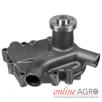Peça metálica para motor agrícola com flange e orifícios, sobre fundo branco