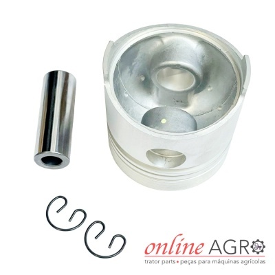 Conjunto de peças metálicas para motor com pistão, pino e anéis de retenção sobre fundo branco