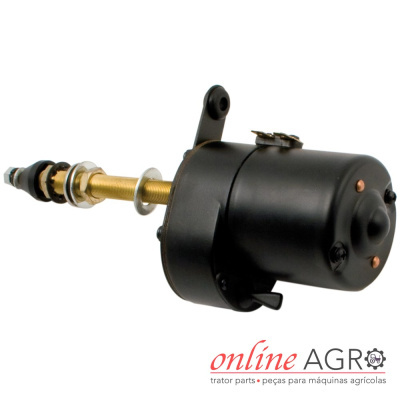 Motor elétrico preto com eixo dourado para máquinas agrícolas sobre fundo branco