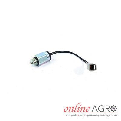 Sensor metálico com conector elétrico e texto de marca no fundo