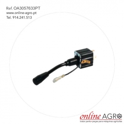 Ligação elétrica com cabo preto e conetor metálico em fundo branco com texto e logótipo