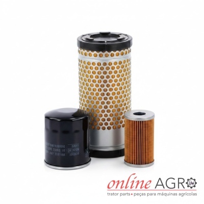 Conjunto de três filtros para máquinas agrícolas em fundo branco