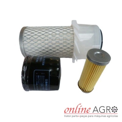 Três filtros para máquinas agrícolas, branco com malha metálica, preto cilíndrico com texto e amarelo pequeno cilíndrico com topo metálico