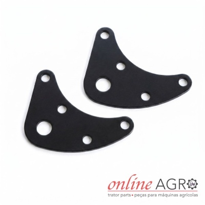 Peças metálicas pretas para máquinas agrícolas sobre fundo branco com logotipo online AGRO.