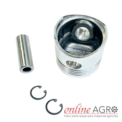 Peças metálicas de motor sobre fundo branco com texto online AGRO.