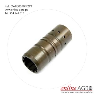 Peça metálica cilíndrica com furos circulares e texto de contacto no fundo branco