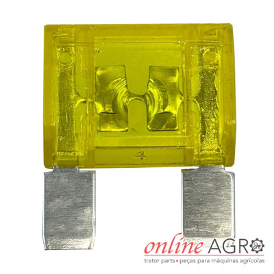 Fusível automóvel amarelo com lâminas metálicas em fundo branco