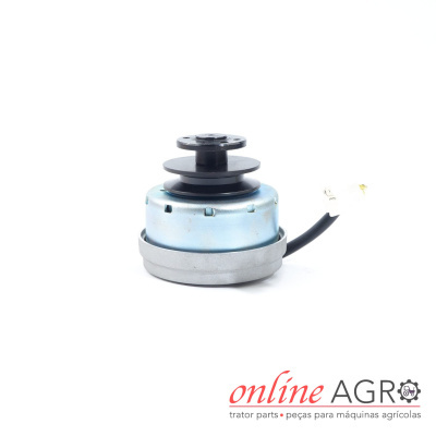 Motor elétrico azul e metálico com peça preta circular e cabo com conector