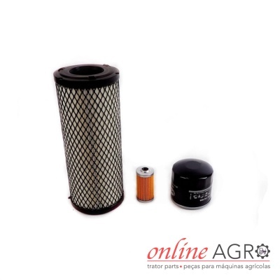 Três filtros para máquinas agrícolas em fundo branco