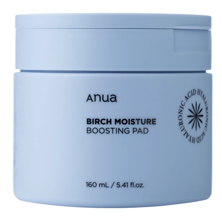 Frasco azul claro de Anua Birch Moisture Boosting Pad com texto e símbolo preto