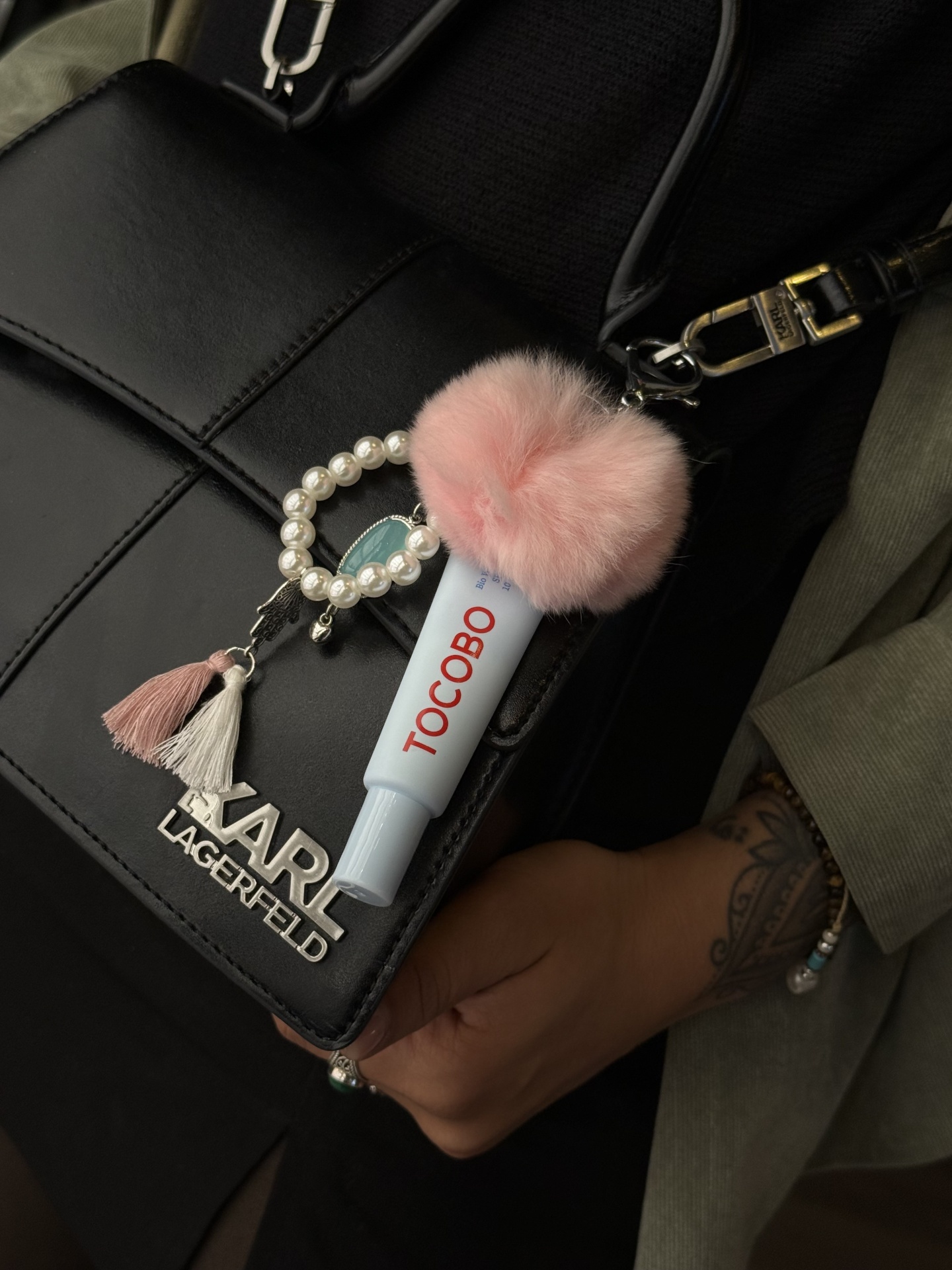 Bolsa preta KARL LAGERFELD com chaveiro decorativo e tubo TOCOBO